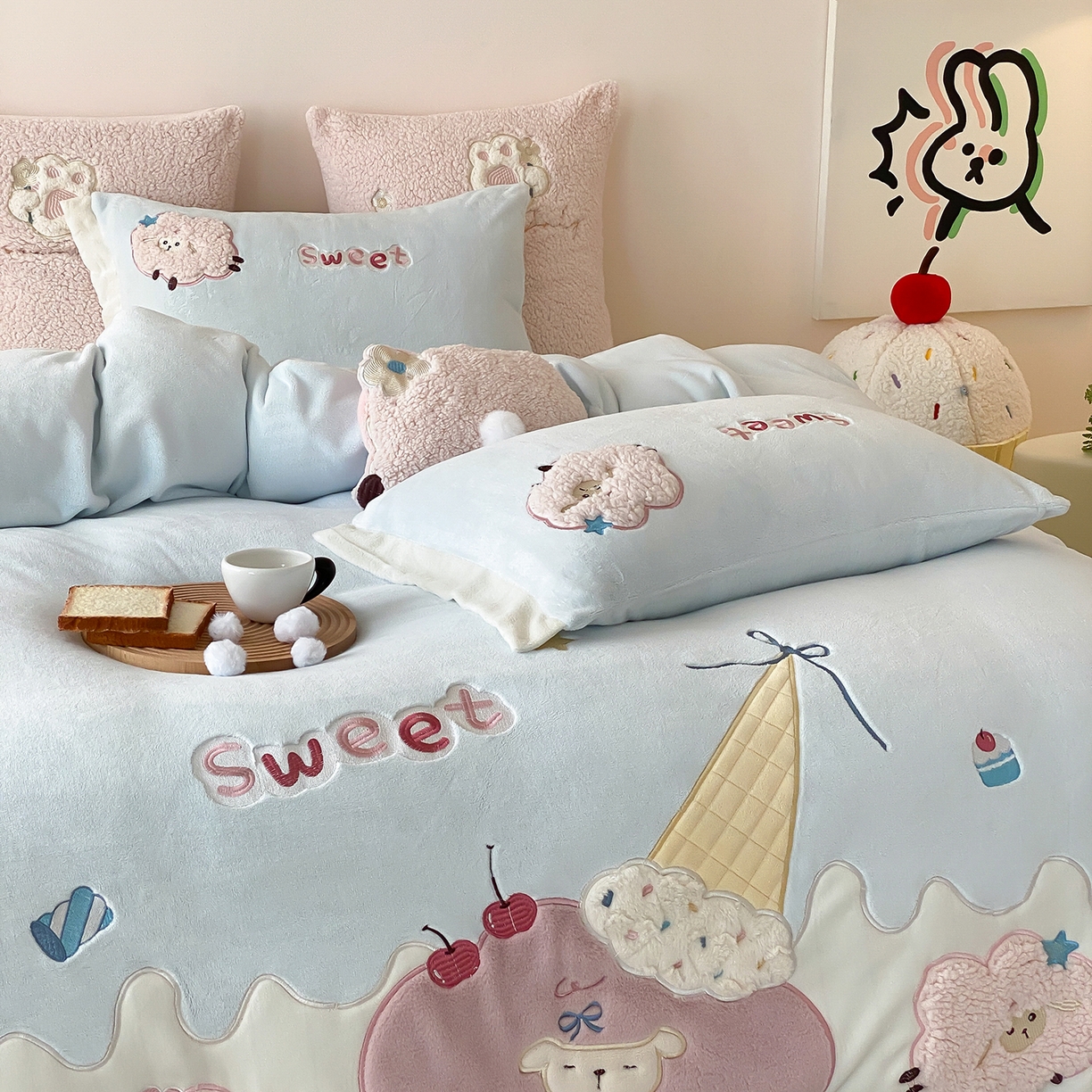 91家纺网 家纺一手货源 找家纺 （总）星野 2025新款高克重牛奶绒贴布绣刺绣毛球四件套-小羊咩咩（商家控价券后：308/338/358）