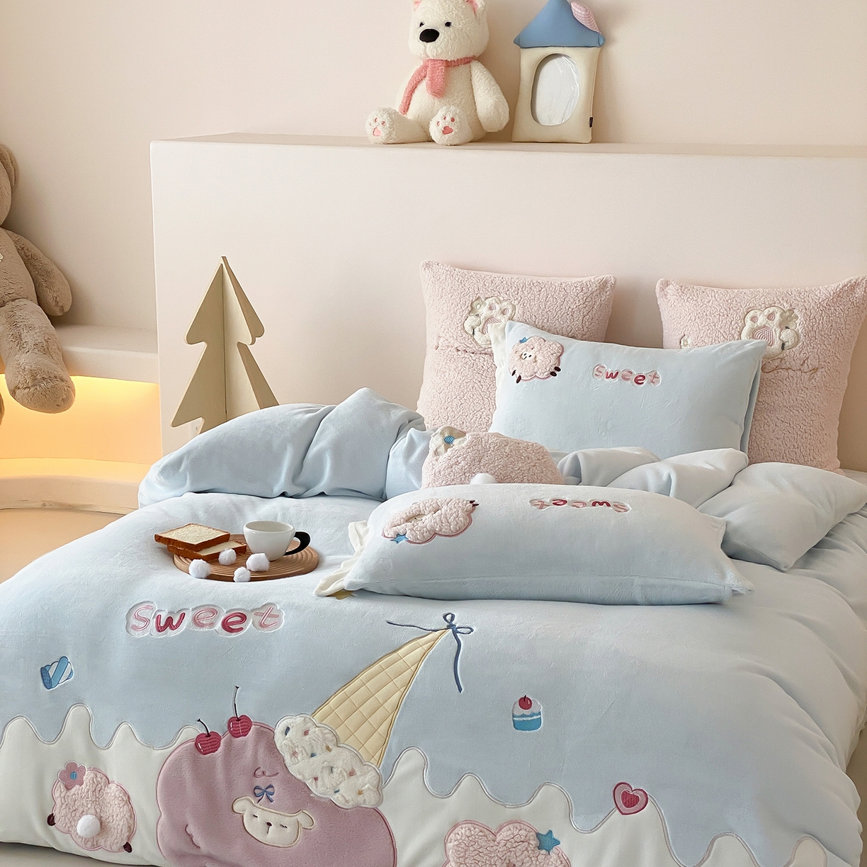 91家纺网 家纺一手货源 找家纺 （总）星野 2025新款高克重牛奶绒贴布绣刺绣毛球四件套-小羊咩咩（商家控价券后：308/338/358）