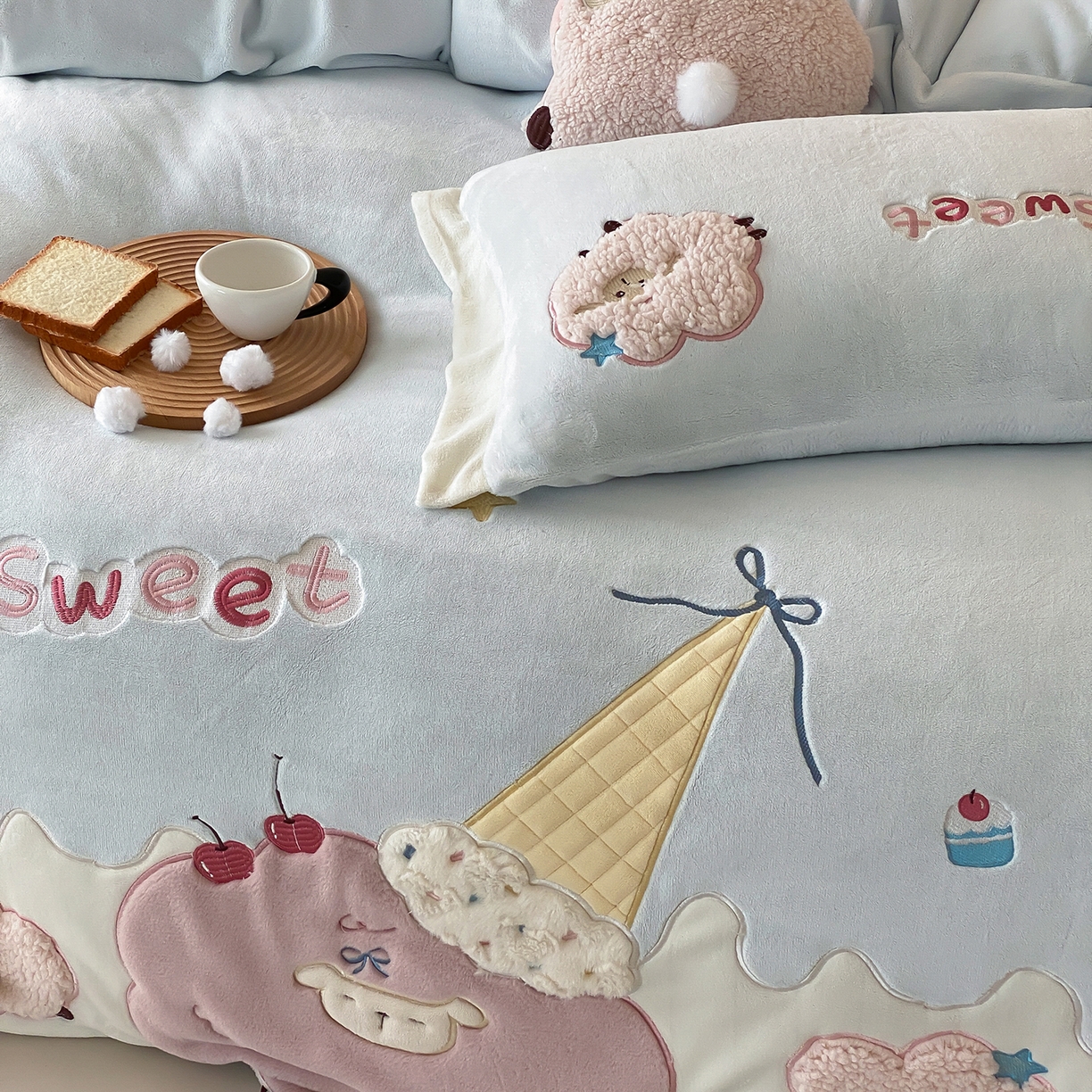 91家纺网 家纺一手货源 找家纺 （总）星野 2025新款高克重牛奶绒贴布绣刺绣毛球四件套-小羊咩咩（商家控价券后：308/338/358）