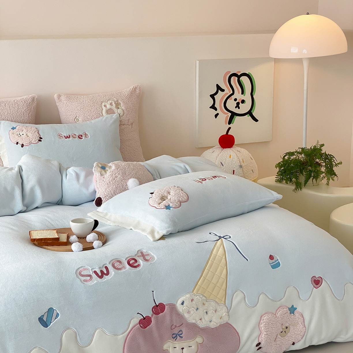 91家纺网 家纺一手货源 找家纺 （总）星野 2025新款高克重牛奶绒贴布绣刺绣毛球四件套-小羊咩咩（商家控价券后：308/338/358）