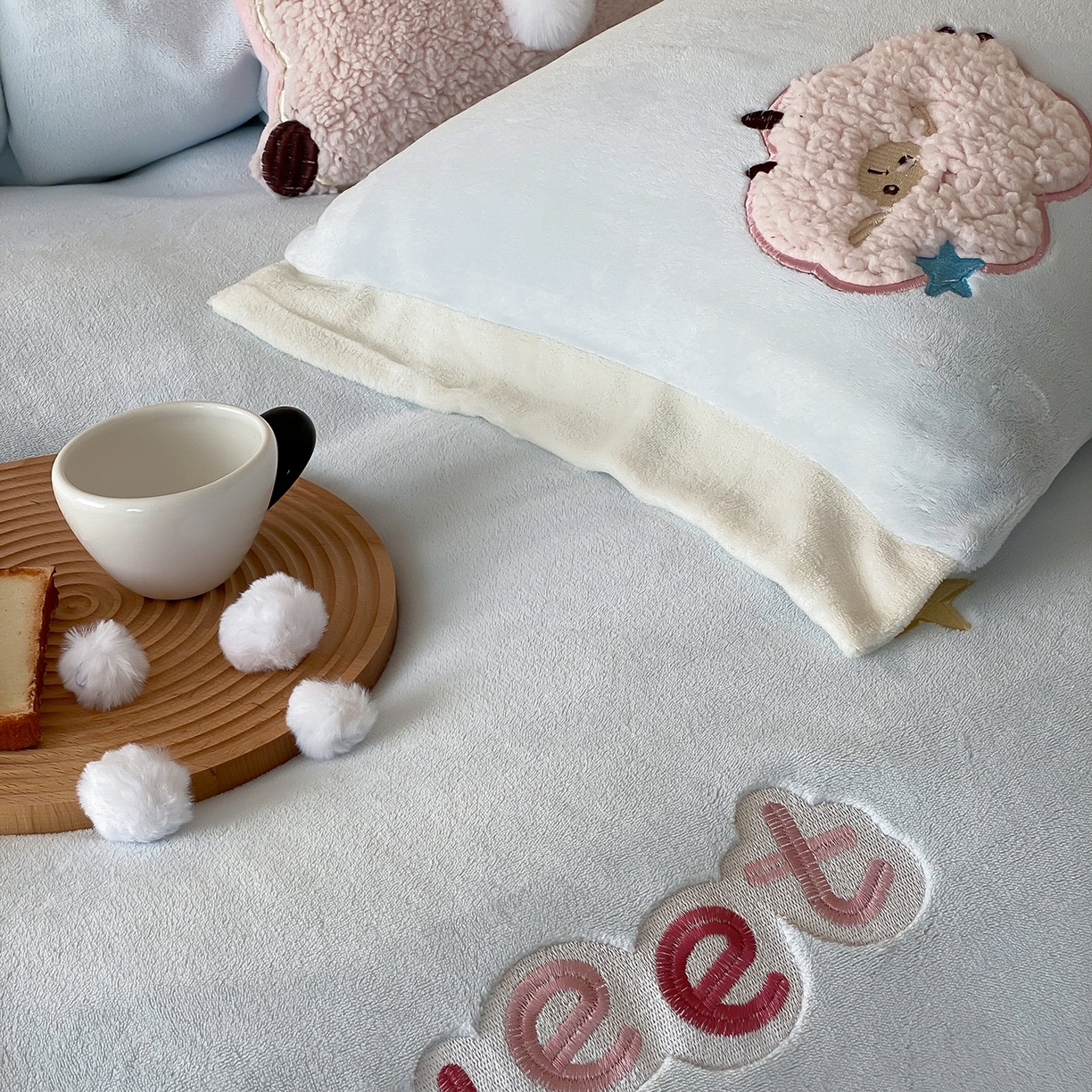 91家纺网 家纺一手货源 找家纺 （总）星野 2025新款高克重牛奶绒贴布绣刺绣毛球四件套-小羊咩咩（商家控价券后：308/338/358）