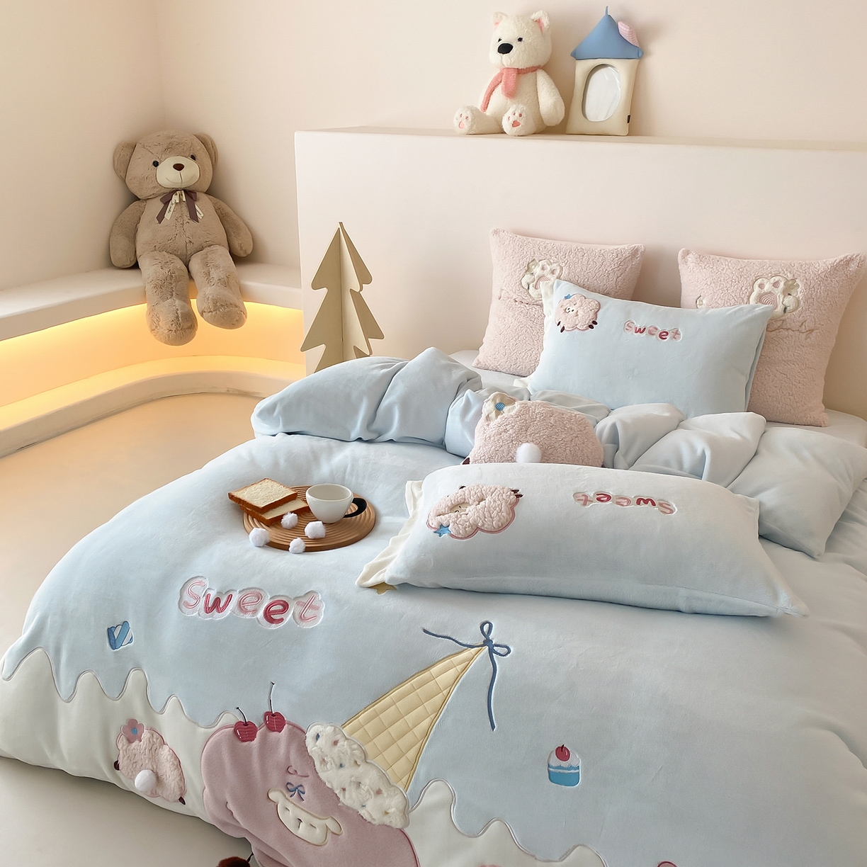 91家纺网 家纺一手货源 找家纺 （总）星野 2025新款高克重牛奶绒贴布绣刺绣毛球四件套-小羊咩咩（商家控价券后：308/338/358）