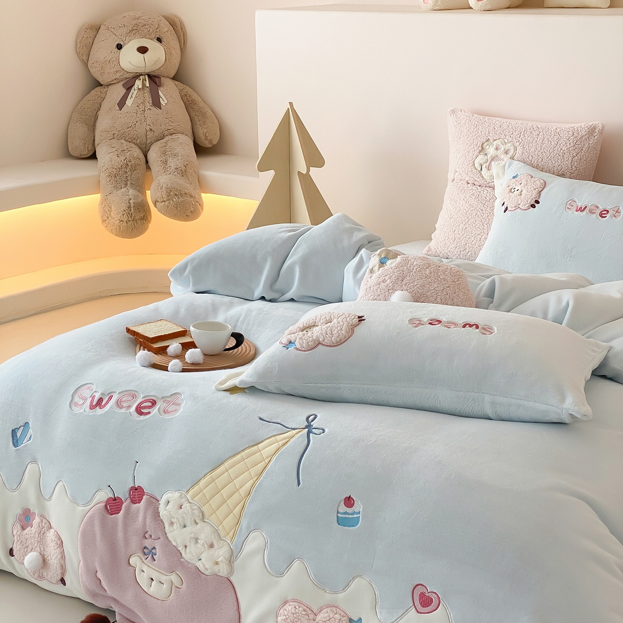 91家纺网 家纺一手货源 找家纺 （总）星野 2025新款高克重牛奶绒贴布绣刺绣毛球四件套-小羊咩咩（商家控价券后：308/338/358）