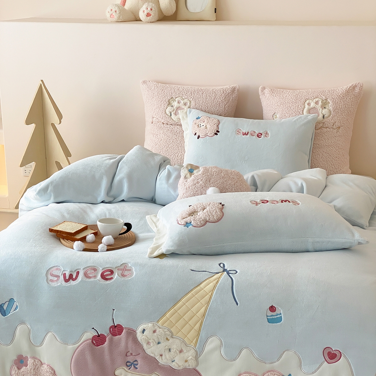 91家纺网 家纺一手货源 找家纺 （总）星野 2025新款高克重牛奶绒贴布绣刺绣毛球四件套-小羊咩咩（商家控价券后：308/338/358）