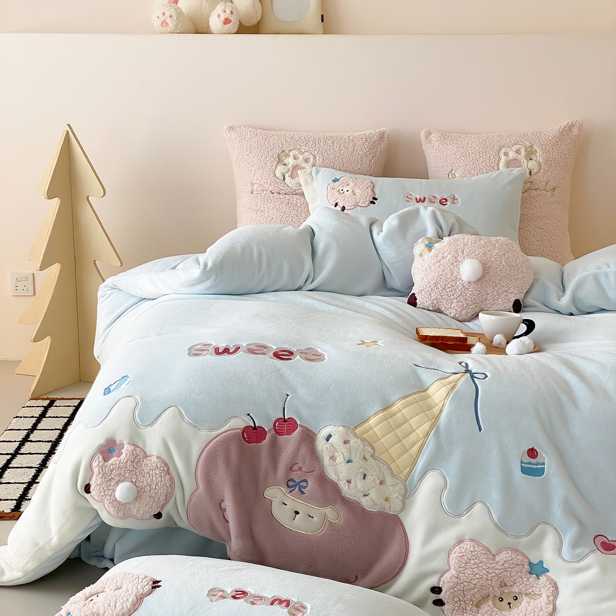 91家纺网 家纺一手货源 找家纺 （总）星野 2025新款高克重牛奶绒贴布绣刺绣毛球四件套-小羊咩咩（商家控价券后：308/338/358）