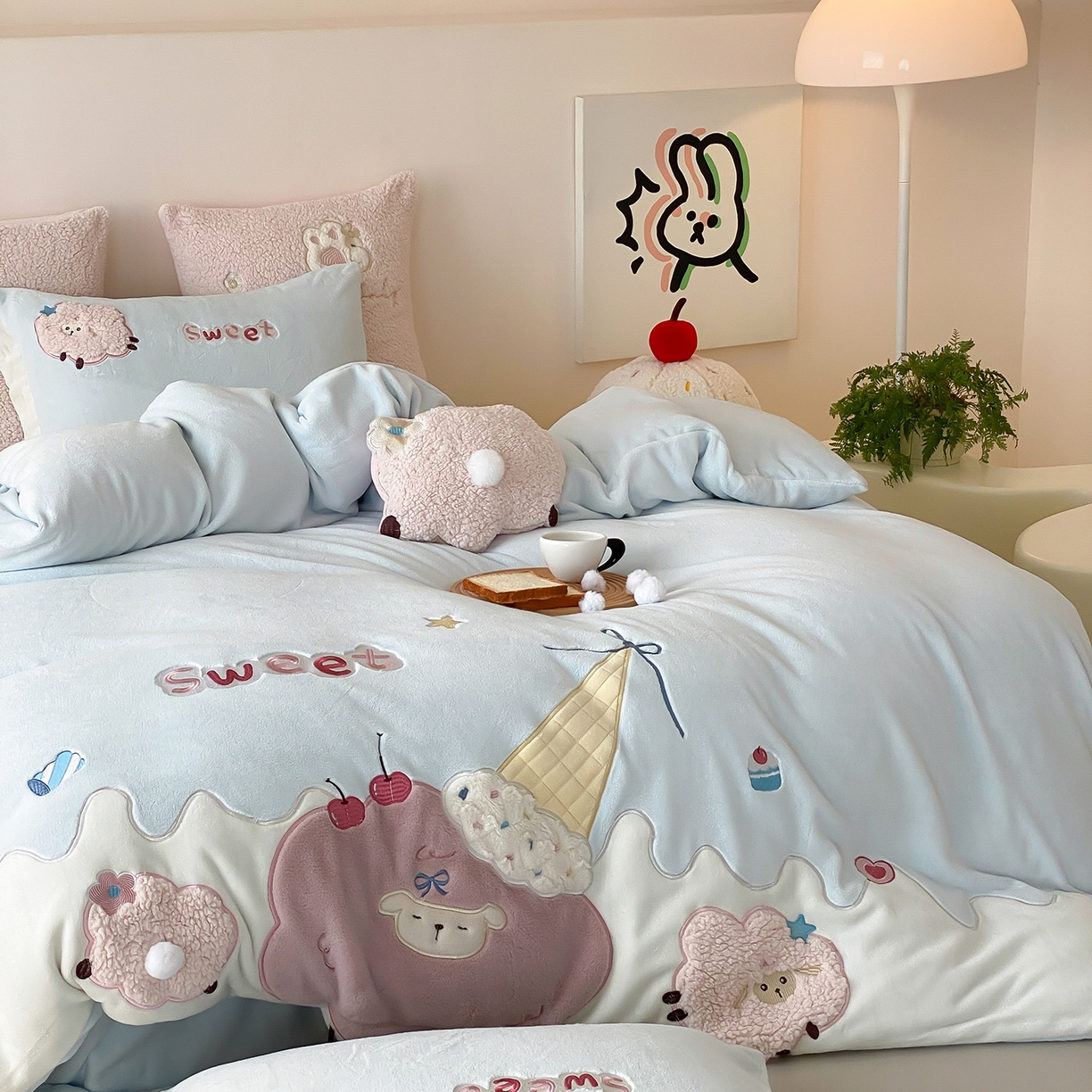 91家纺网 家纺一手货源 找家纺 （总）星野 2025新款高克重牛奶绒贴布绣刺绣毛球四件套-小羊咩咩（商家控价券后：308/338/358）