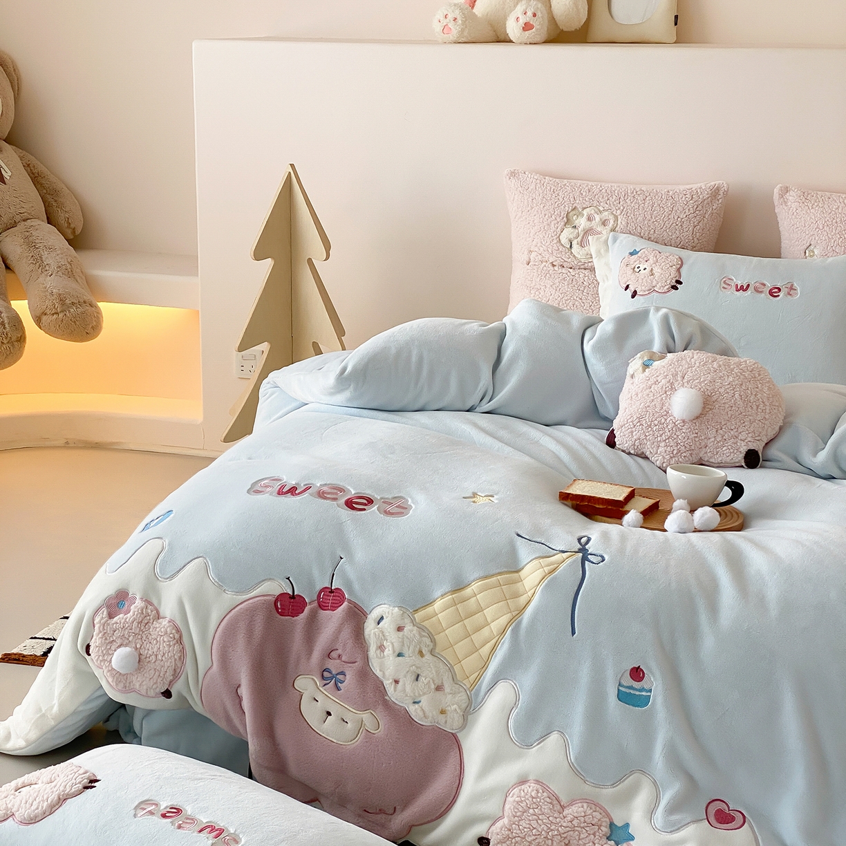 91家纺网 家纺一手货源 找家纺 （总）星野 2025新款高克重牛奶绒贴布绣刺绣毛球四件套-小羊咩咩（商家控价券后：308/338/358）