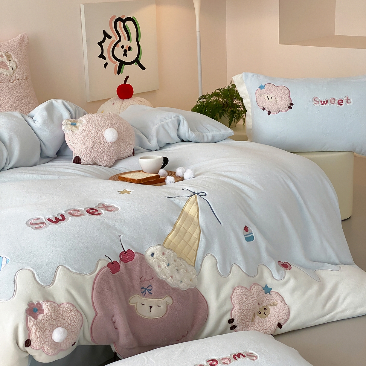 91家纺网 家纺一手货源 找家纺 （总）星野 2025新款高克重牛奶绒贴布绣刺绣毛球四件套-小羊咩咩（商家控价券后：308/338/358）