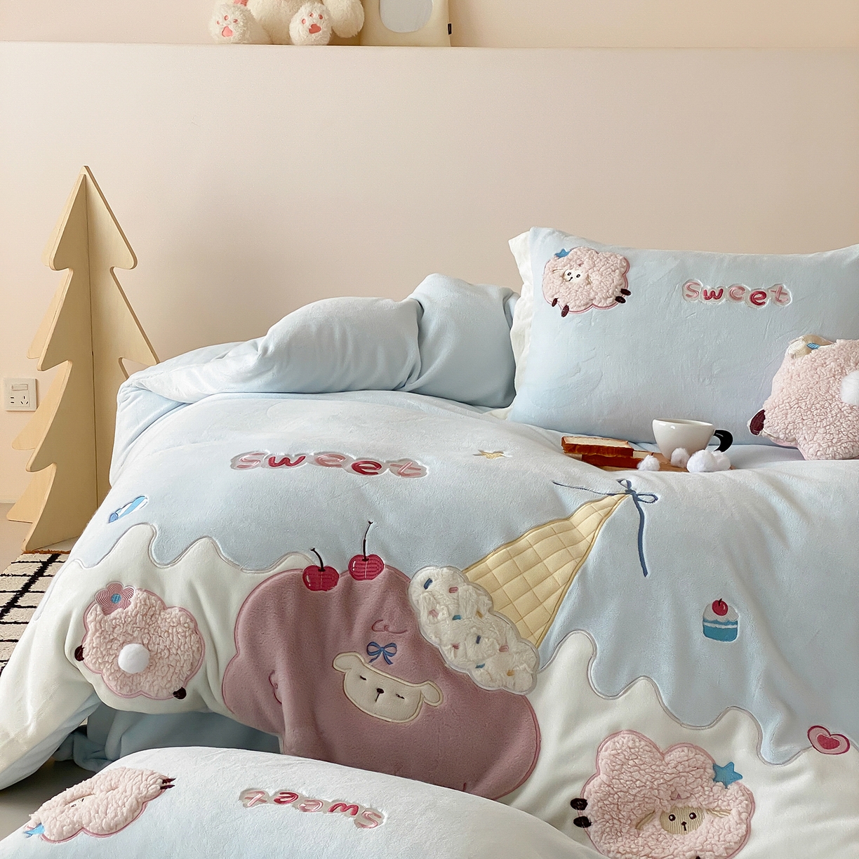 91家纺网 家纺一手货源 找家纺 （总）星野 2025新款高克重牛奶绒贴布绣刺绣毛球四件套-小羊咩咩（商家控价券后：308/338/358）