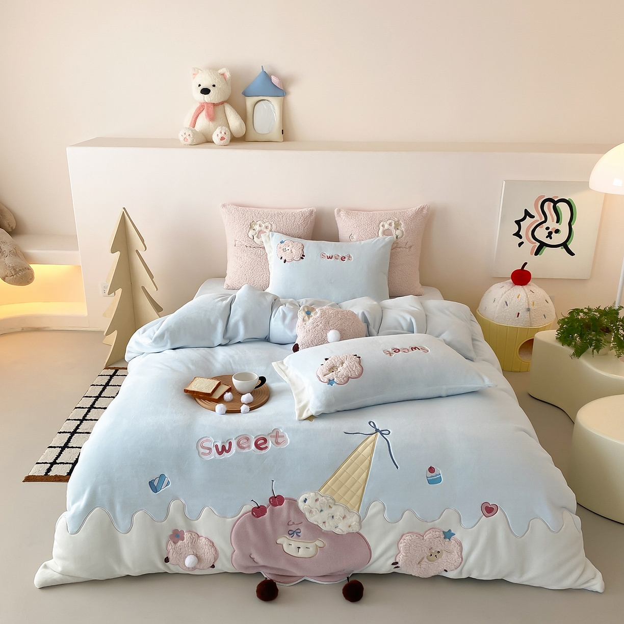 91家纺网 家纺一手货源 找家纺 （总）星野 2025新款高克重牛奶绒贴布绣刺绣毛球四件套-小羊咩咩（商家控价券后：308/338/358）