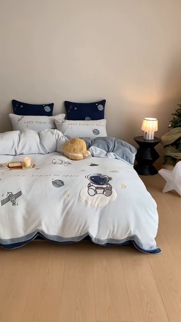 91家纺网 家纺一手货源 找家纺 （总）星野 2025新款高克重牛奶绒贴布绣刺绣四件套-星际探索（商家控价券后：308/338/358）