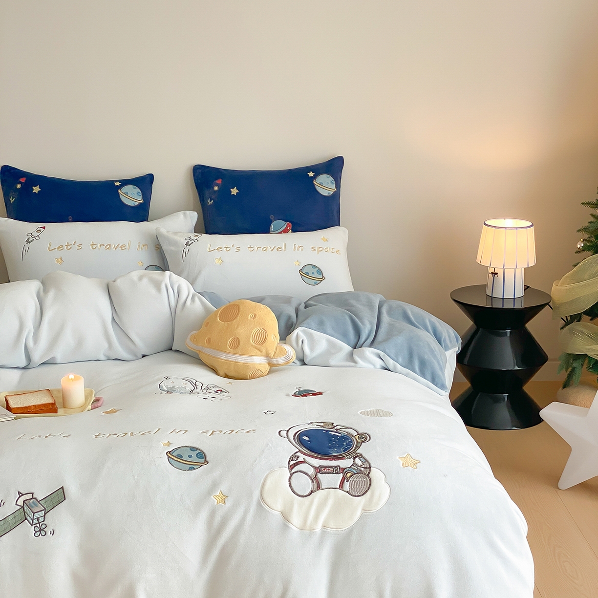 91家纺网 家纺一手货源 找家纺 （总）星野 2025新款高克重牛奶绒贴布绣刺绣四件套-星际探索（商家控价券后：308/338/358）