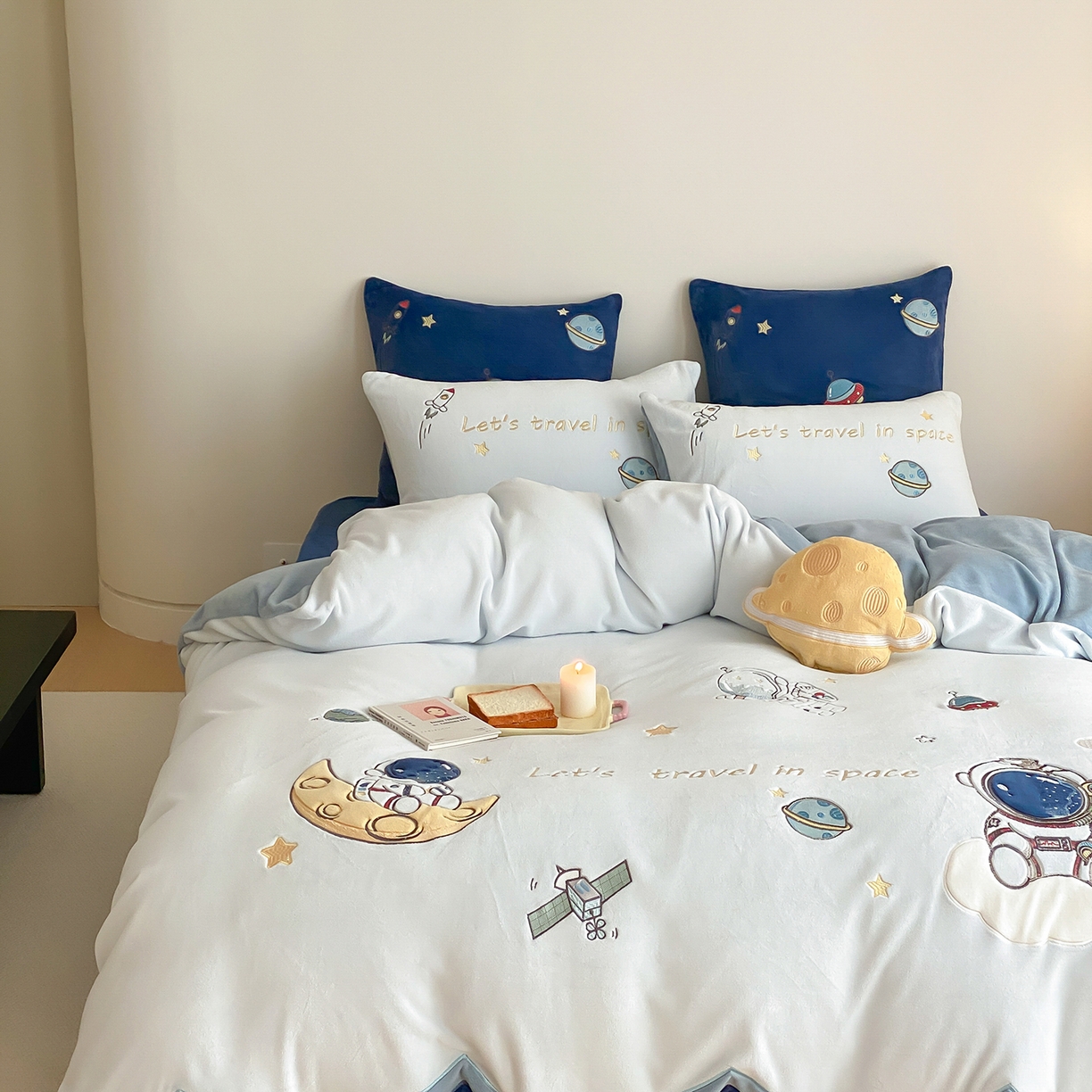 91家纺网 家纺一手货源 找家纺 （总）星野 2025新款高克重牛奶绒贴布绣刺绣四件套-星际探索（商家控价券后：308/338/358）