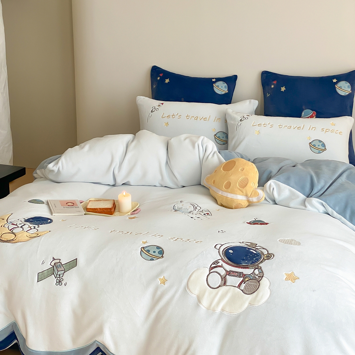 91家纺网 家纺一手货源 找家纺 （总）星野 2025新款高克重牛奶绒贴布绣刺绣四件套-星际探索（商家控价券后：308/338/358）