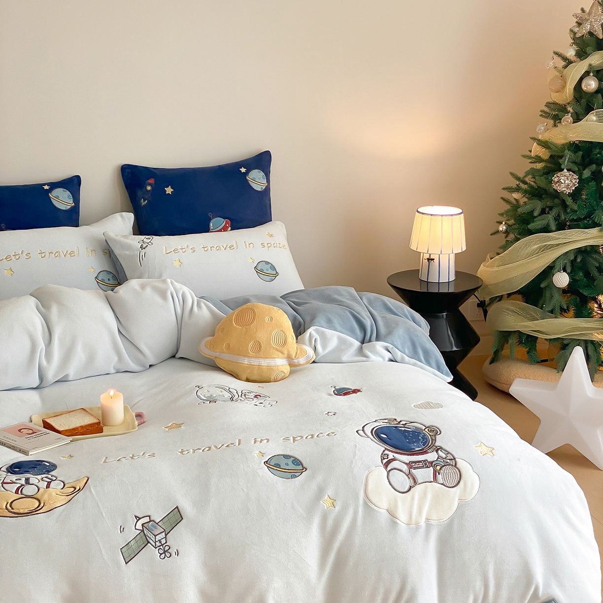 91家纺网 家纺一手货源 找家纺 （总）星野 2025新款高克重牛奶绒贴布绣刺绣四件套-星际探索（商家控价券后：308/338/358）