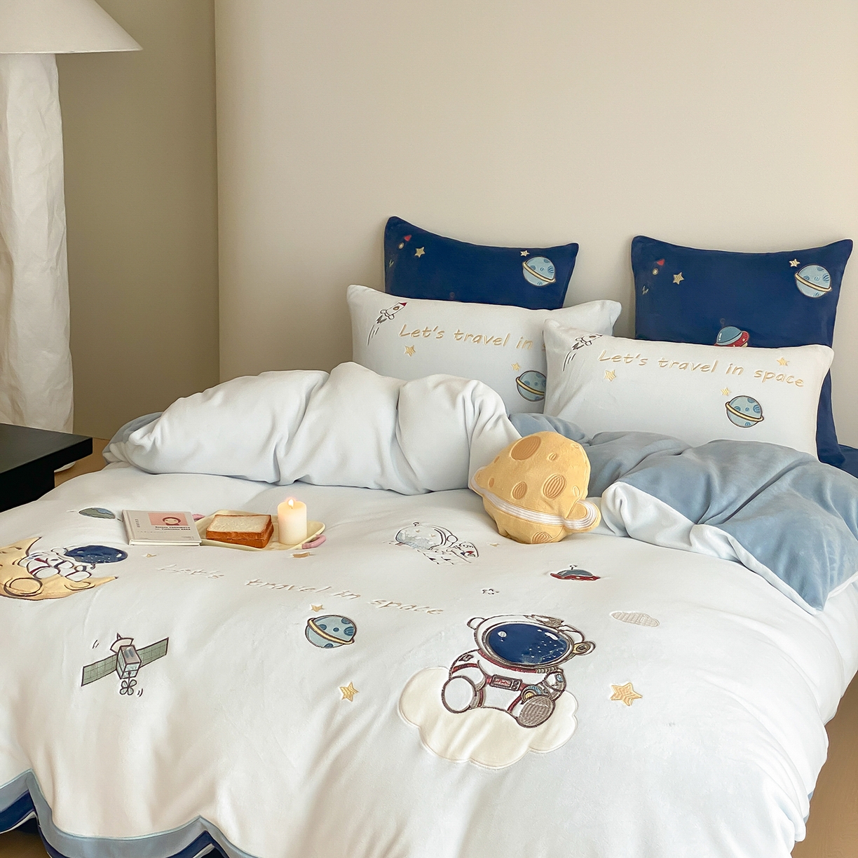 91家纺网 家纺一手货源 找家纺 （总）星野 2025新款高克重牛奶绒贴布绣刺绣四件套-星际探索（商家控价券后：308/338/358）