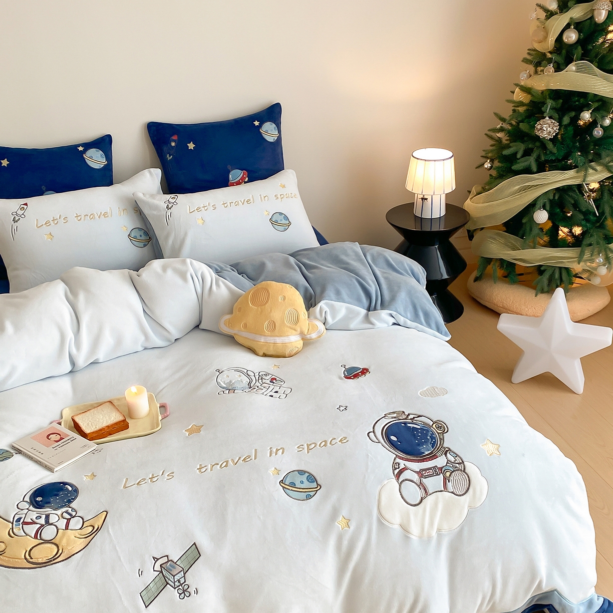 91家纺网 家纺一手货源 找家纺 （总）星野 2025新款高克重牛奶绒贴布绣刺绣四件套-星际探索（商家控价券后：308/338/358）