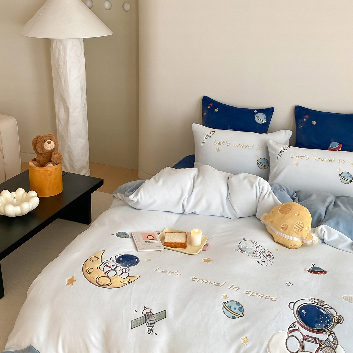 91家纺网 家纺一手货源 找家纺 （总）星野 2025新款高克重牛奶绒贴布绣刺绣四件套-星际探索（商家控价券后：308/338/358）