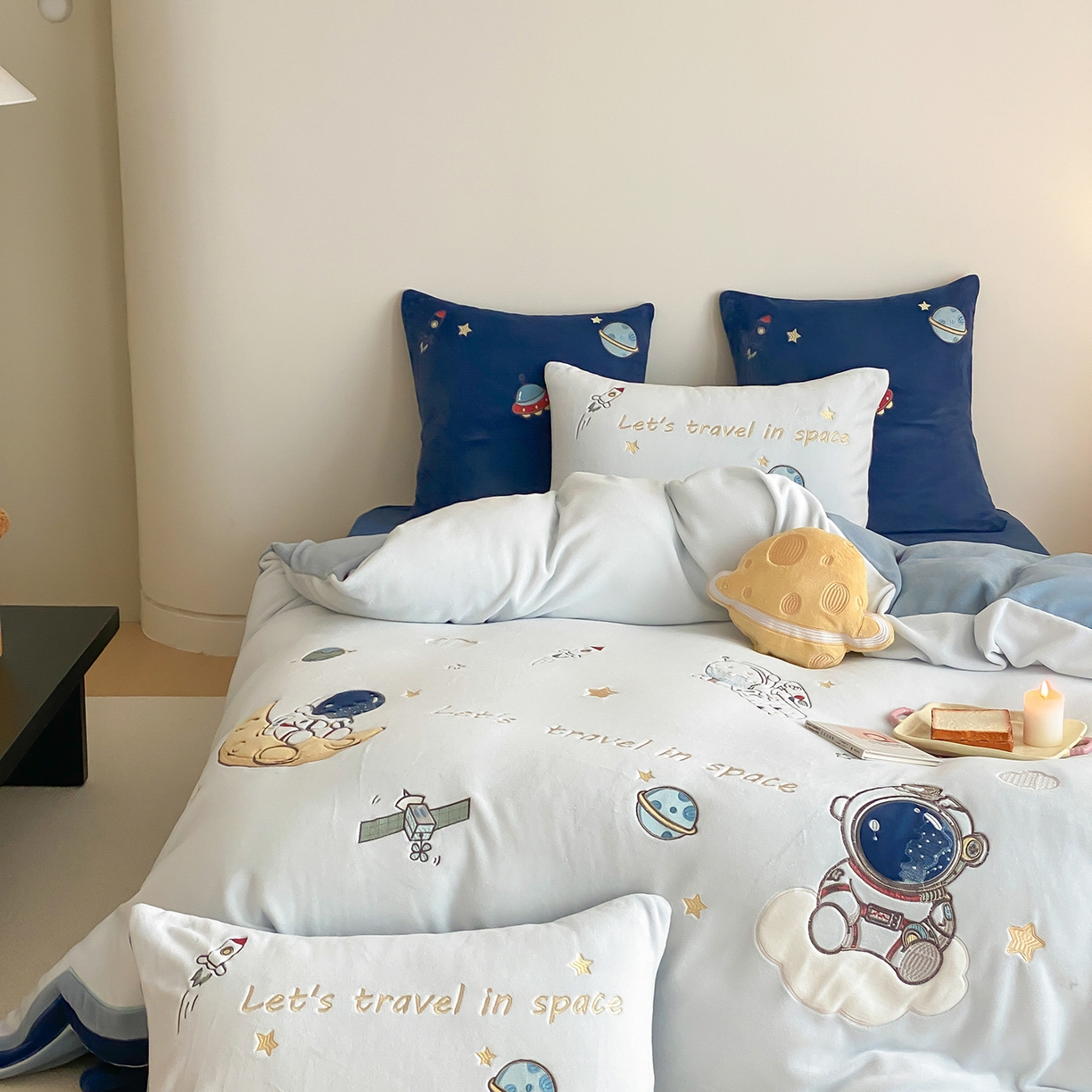 91家纺网 家纺一手货源 找家纺 （总）星野 2025新款高克重牛奶绒贴布绣刺绣四件套-星际探索（商家控价券后：308/338/358）