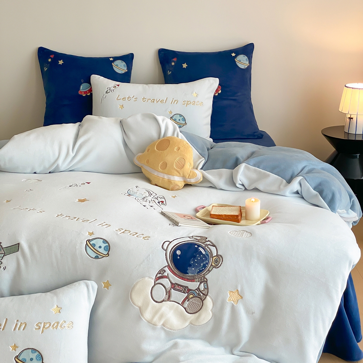 91家纺网 家纺一手货源 找家纺 （总）星野 2025新款高克重牛奶绒贴布绣刺绣四件套-星际探索（商家控价券后：308/338/358）