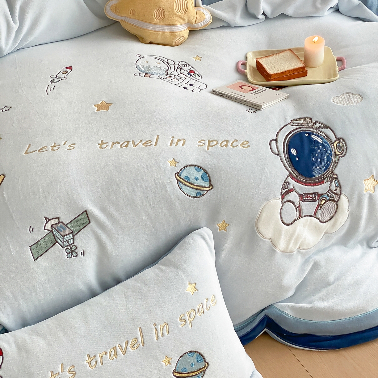 91家纺网 家纺一手货源 找家纺 （总）星野 2025新款高克重牛奶绒贴布绣刺绣四件套-星际探索（商家控价券后：308/338/358）