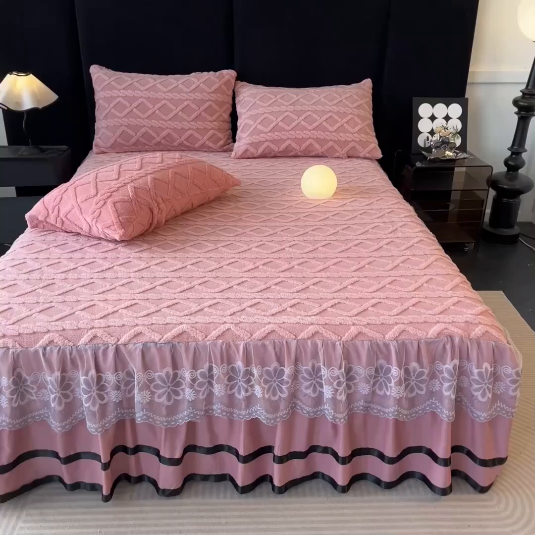 91家纺网 家纺一手货源 找家纺 米瑞娜 2025新款塔芙绒床裙三件套雕花绒蕾丝跨境单床裙外贸现货尺寸齐全 马尾型-玫红