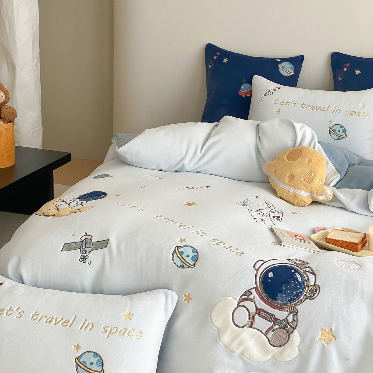 91家纺网 家纺一手货源 找家纺 （总）星野 2025新款高克重牛奶绒贴布绣刺绣四件套-星际探索（商家控价券后：308/338/358）