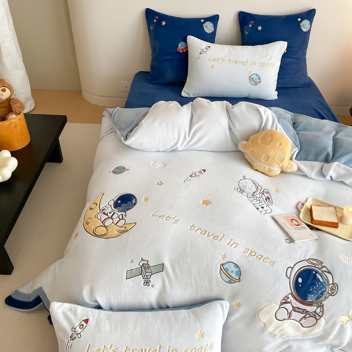 91家纺网 家纺一手货源 找家纺 （总）星野 2025新款高克重牛奶绒贴布绣刺绣四件套-星际探索（商家控价券后：308/338/358）