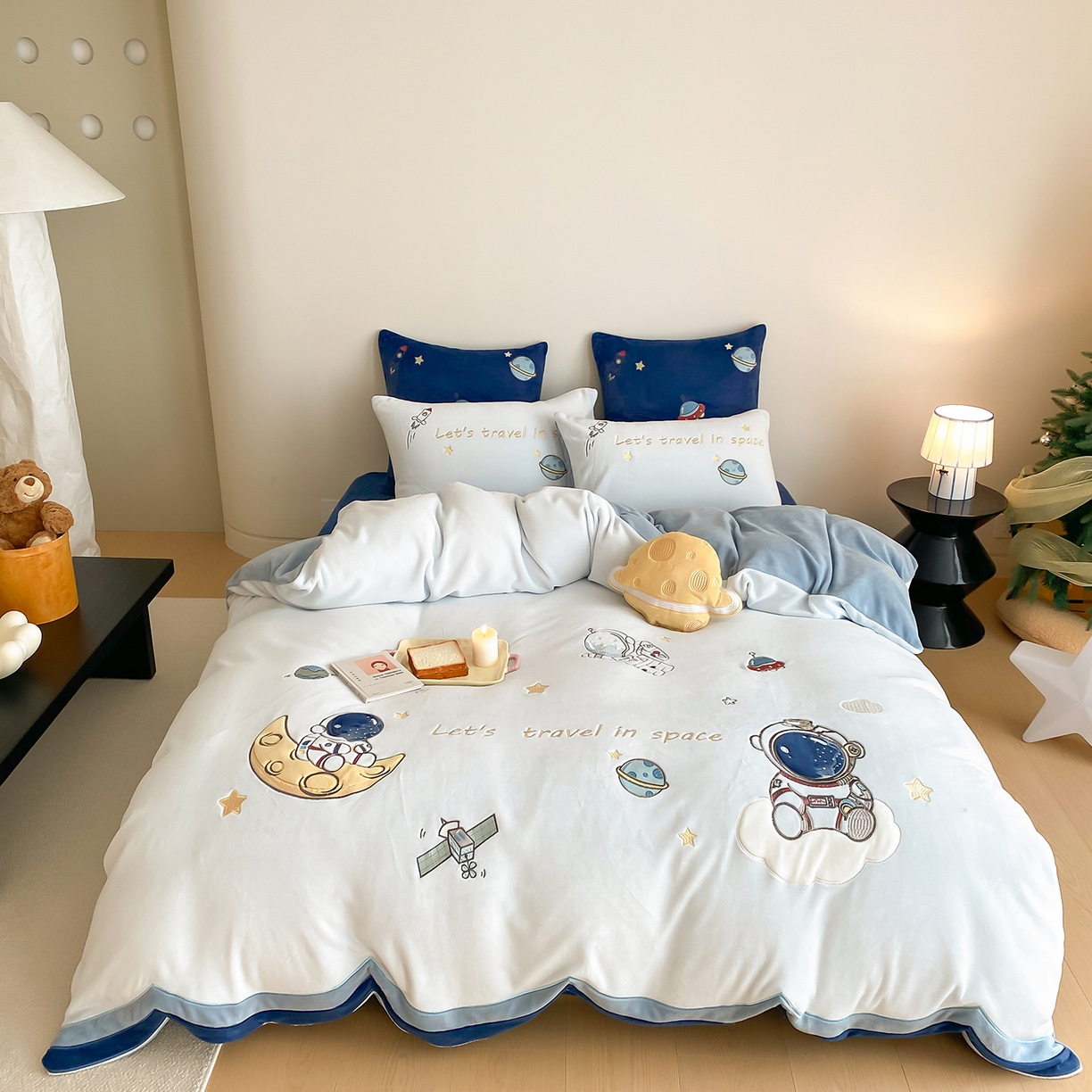 91家纺网 家纺一手货源 找家纺 （总）星野 2025新款高克重牛奶绒贴布绣刺绣四件套-星际探索（商家控价券后：308/338/358）