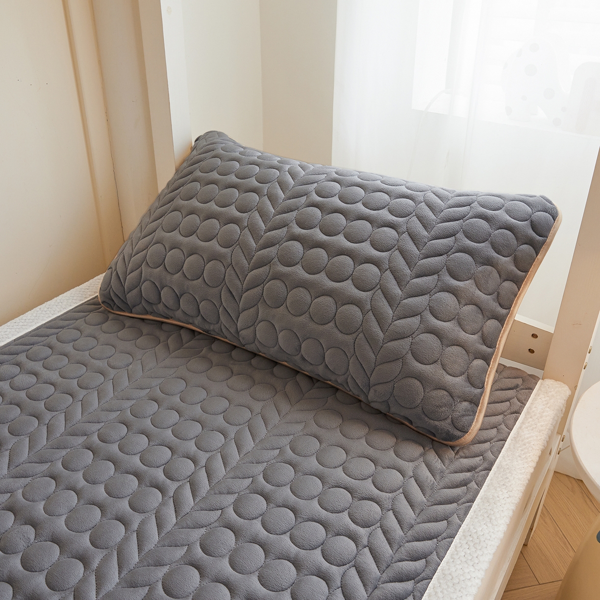 91家纺网 家纺一手货源 找家纺 希廷顿 2025新款保暖水晶绒宿舍床护垫 高级灰