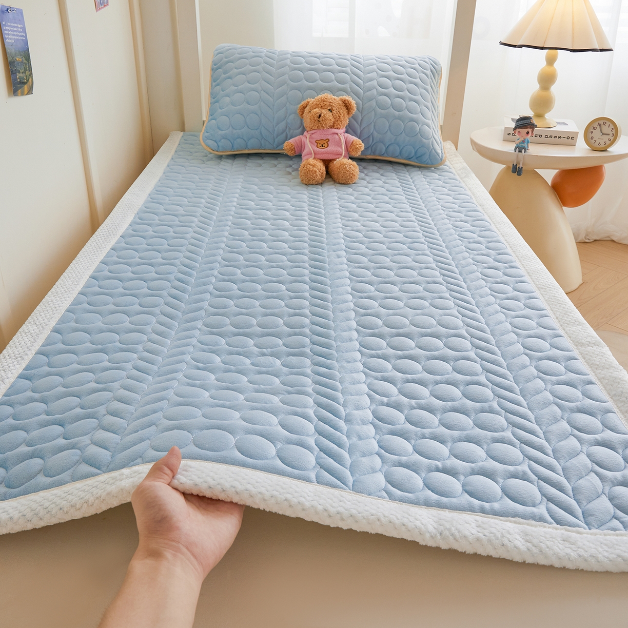 91家纺网 家纺一手货源 找家纺 希廷顿 2025新款保暖水晶绒宿舍床护垫 天空蓝