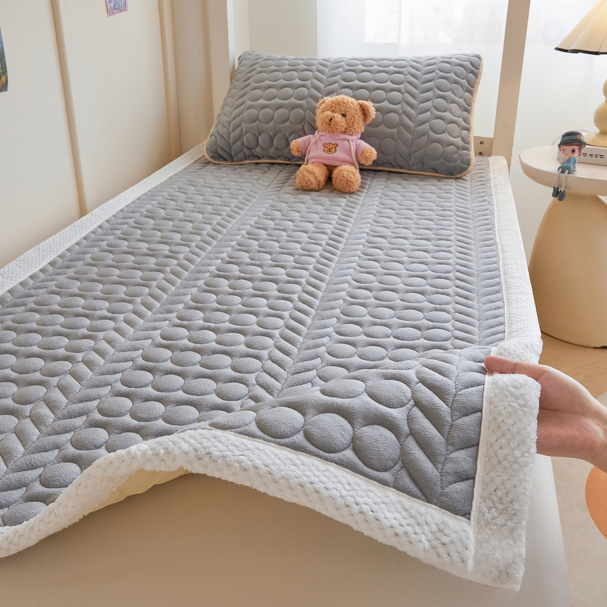 91家纺网 家纺一手货源 找家纺 希廷顿 2025新款保暖水晶绒宿舍床护垫 绅士灰