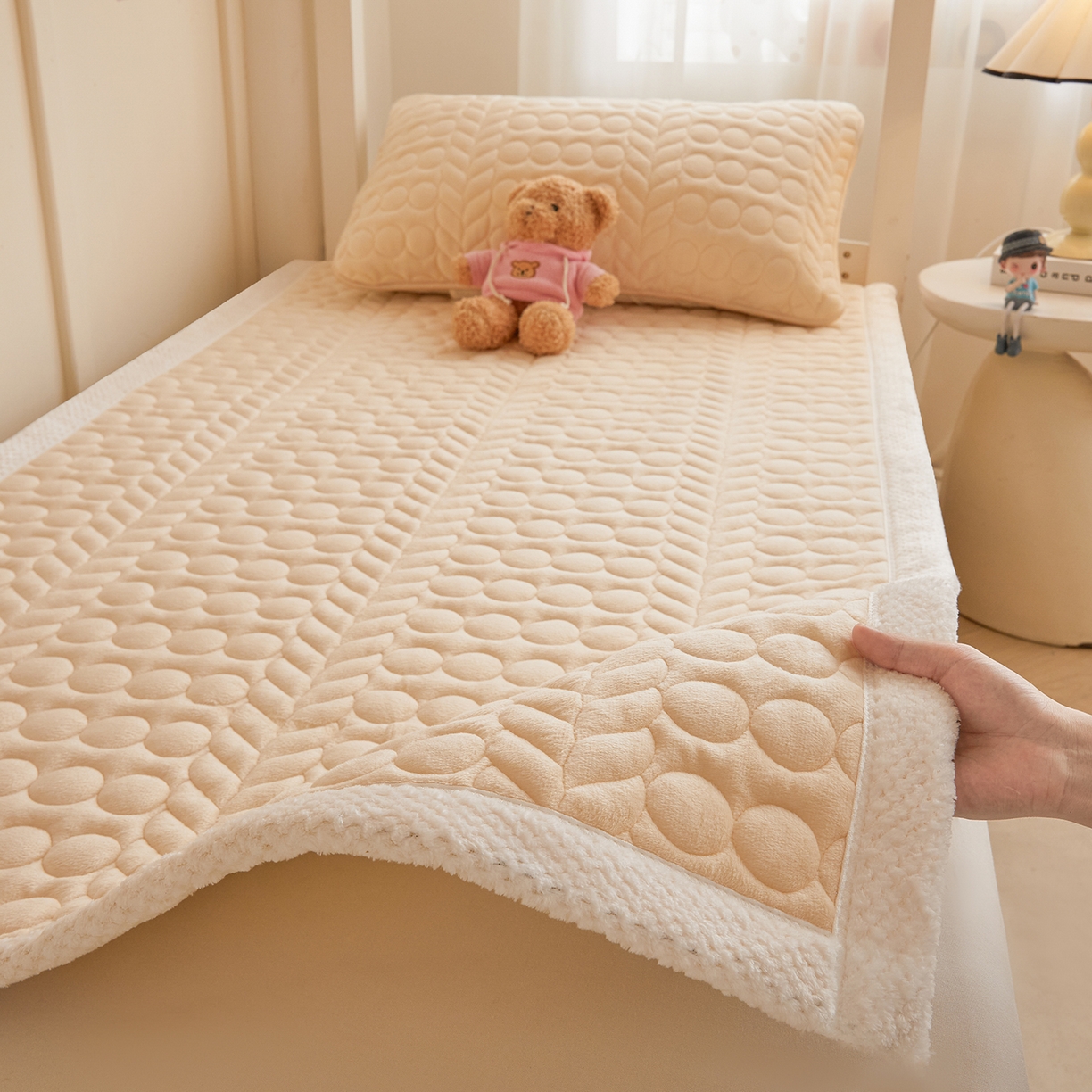 91家纺网 家纺一手货源 找家纺 希廷顿 2025新款保暖水晶绒宿舍床护垫 奶咖色