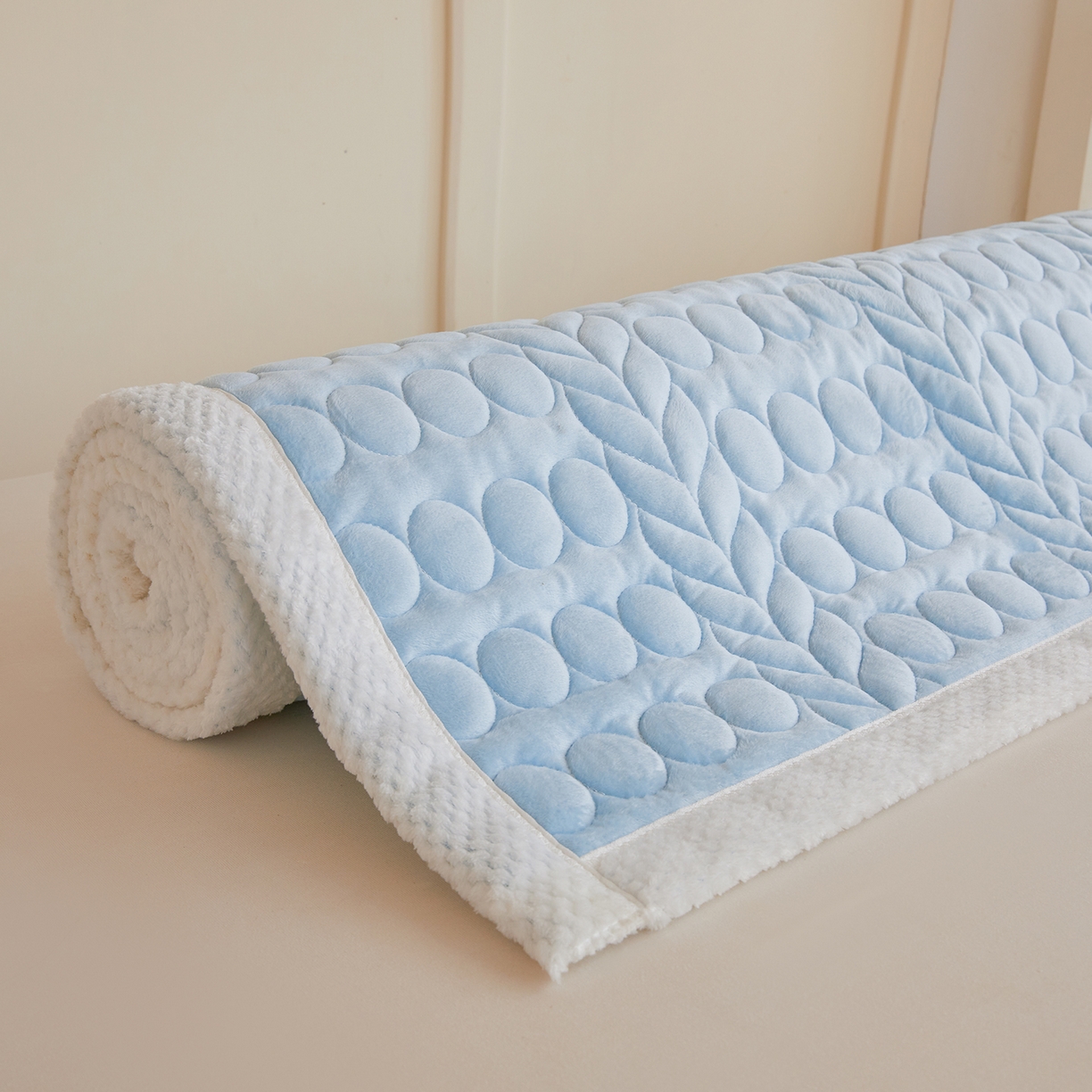 91家纺网 家纺一手货源 找家纺 希廷顿 2025新款保暖水晶绒宿舍床护垫 天空蓝