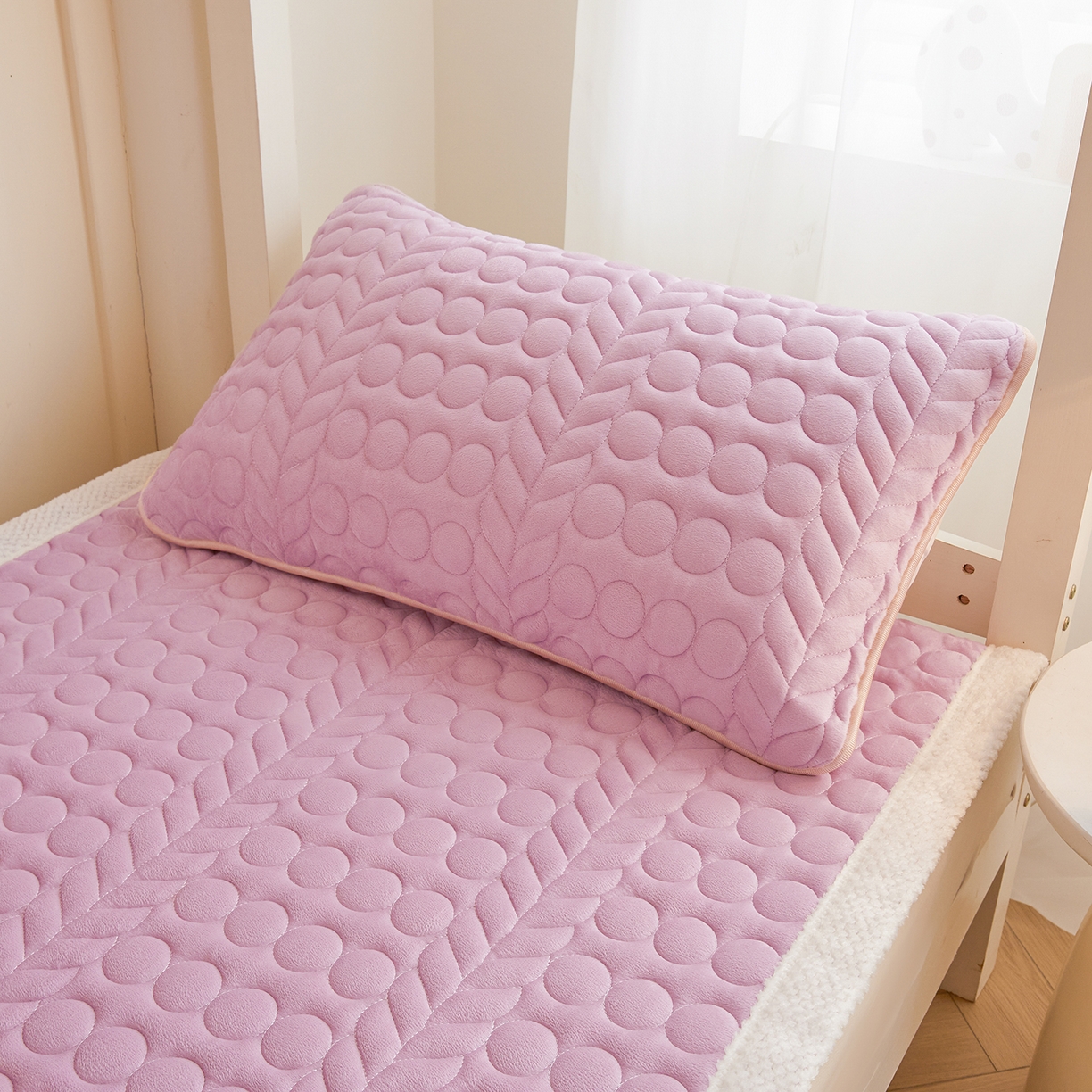 91家纺网 家纺一手货源 找家纺 希廷顿 2025新款保暖水晶绒宿舍床护垫 香芋紫