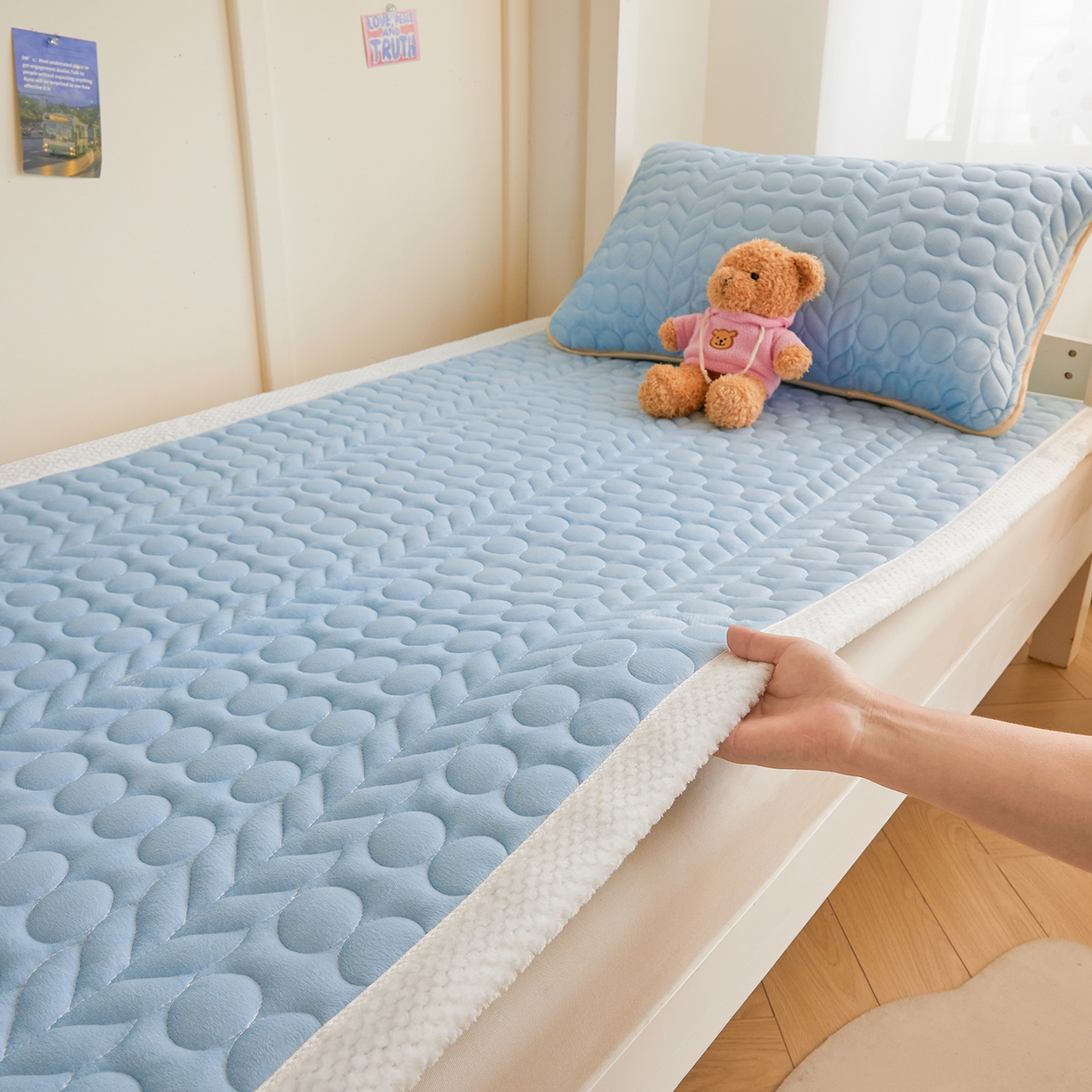 91家纺网 家纺一手货源 找家纺 希廷顿 2025新款保暖水晶绒宿舍床护垫 天空蓝