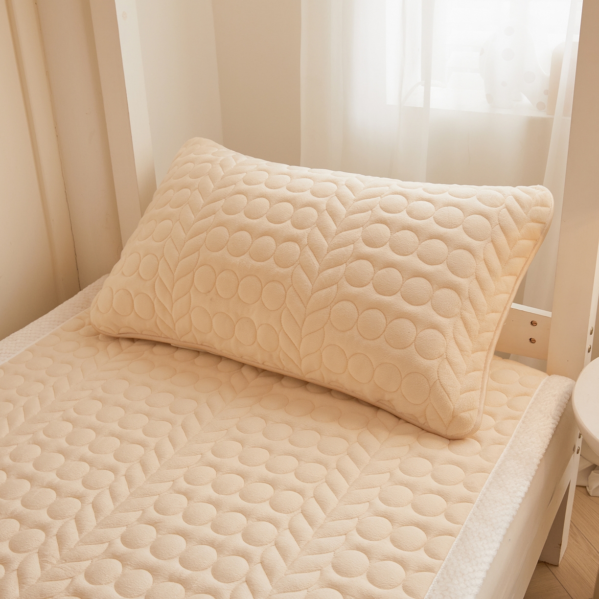 91家纺网 家纺一手货源 找家纺 希廷顿 2025新款保暖水晶绒宿舍床护垫 奶咖色