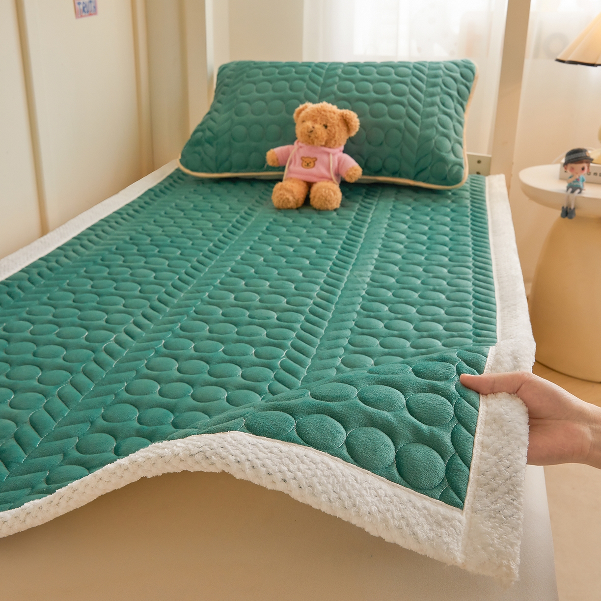 91家纺网 家纺一手货源 找家纺 希廷顿 2025新款保暖水晶绒宿舍床护垫 墨绿色