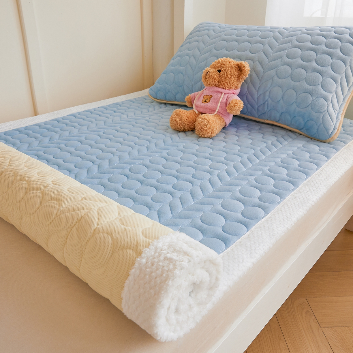 91家纺网 家纺一手货源 找家纺 希廷顿 2025新款保暖水晶绒宿舍床护垫 天空蓝