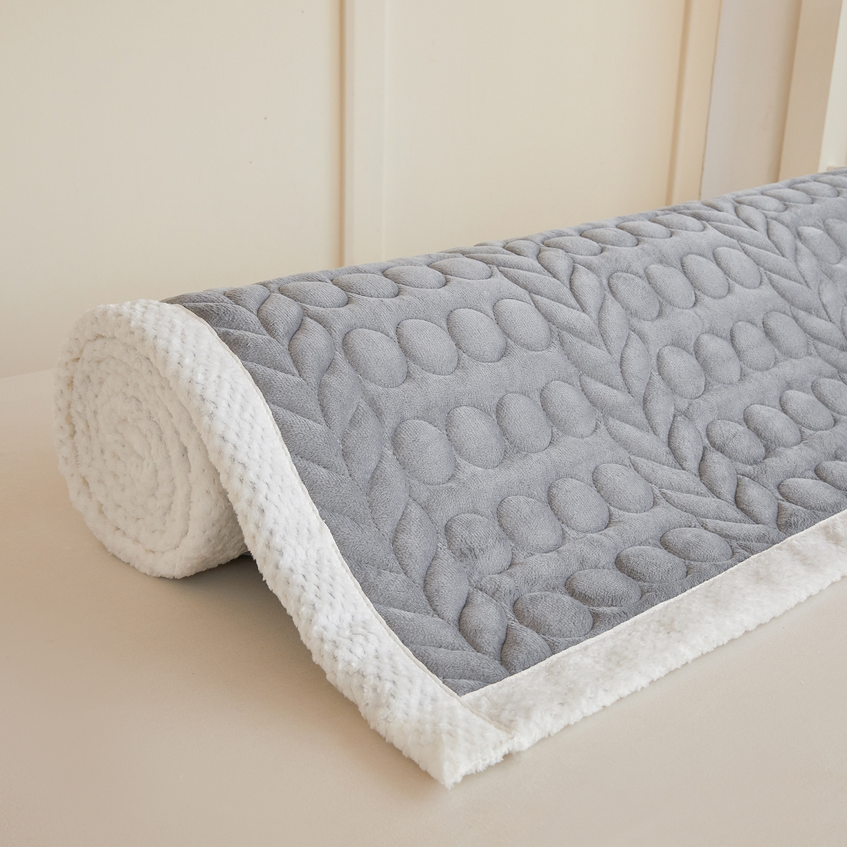 91家纺网 家纺一手货源 找家纺 希廷顿 2025新款保暖水晶绒宿舍床护垫 绅士灰