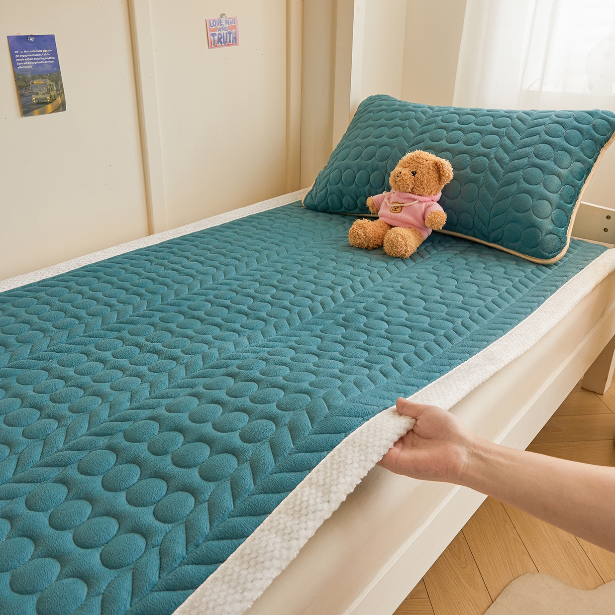 91家纺网 家纺一手货源 找家纺 希廷顿 2025新款保暖水晶绒宿舍床护垫 藏青色