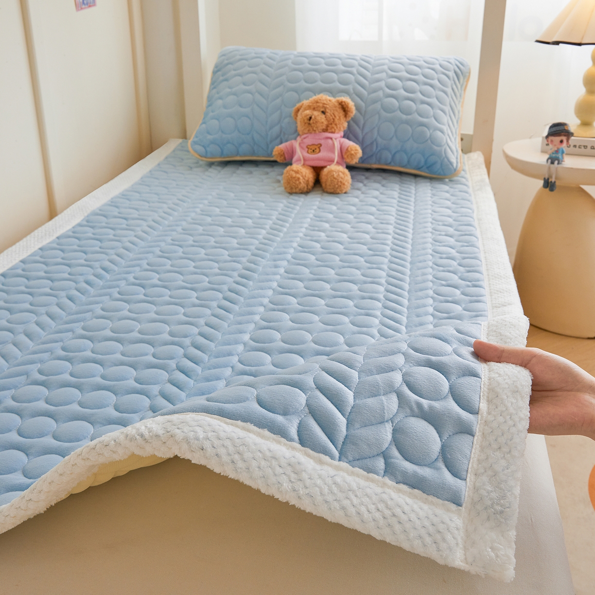 91家纺网 家纺一手货源 找家纺 希廷顿 2025新款保暖水晶绒宿舍床护垫 天空蓝