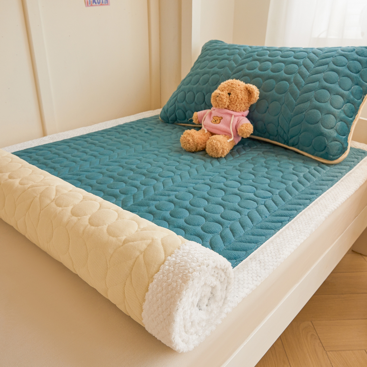 91家纺网 家纺一手货源 找家纺 希廷顿 2025新款保暖水晶绒宿舍床护垫 藏青色