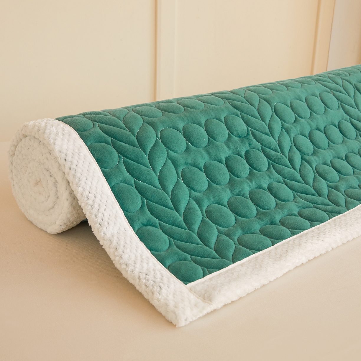 91家纺网 家纺一手货源 找家纺 希廷顿 2025新款保暖水晶绒宿舍床护垫 墨绿色