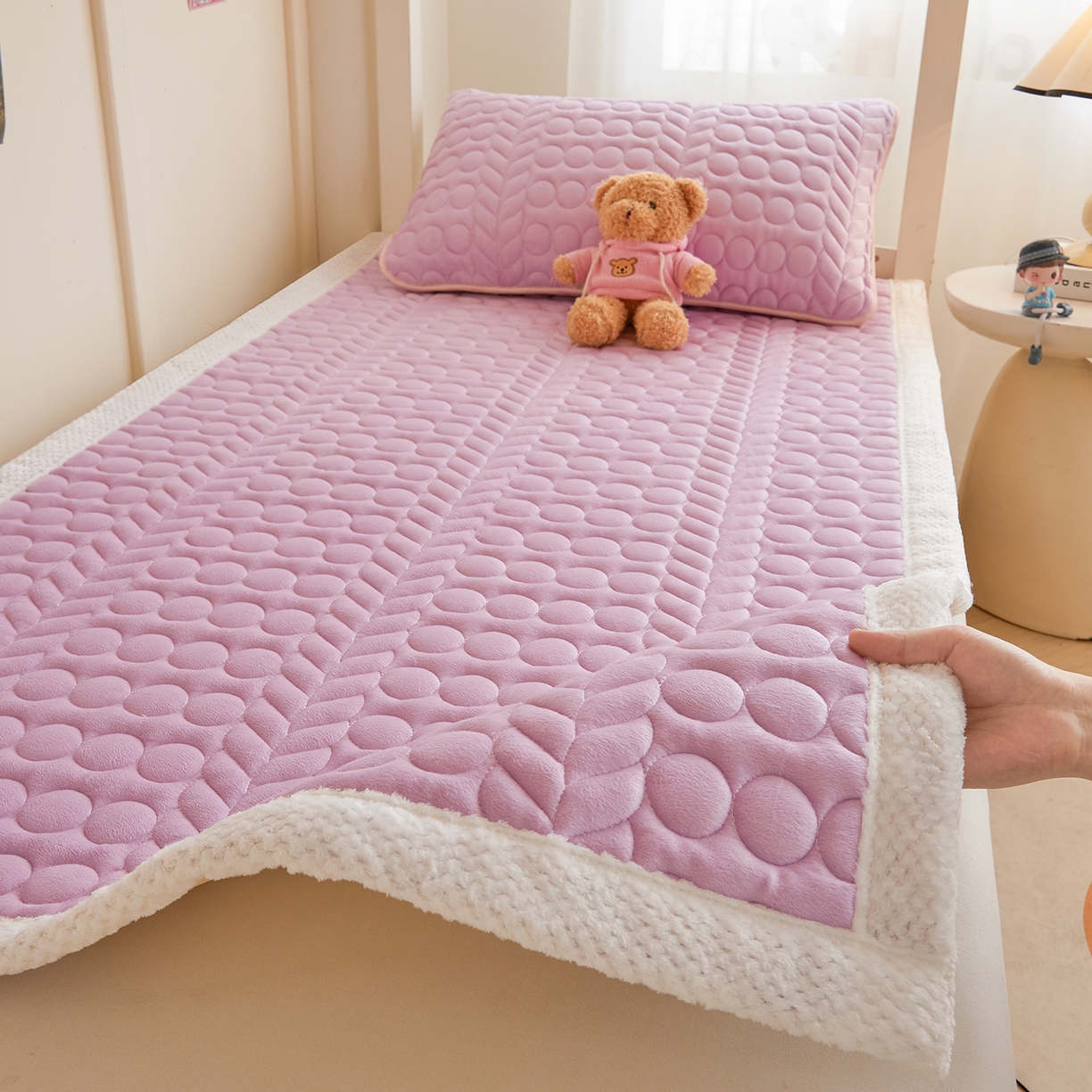 91家纺网 家纺一手货源 找家纺 希廷顿 2025新款保暖水晶绒宿舍床护垫 香芋紫