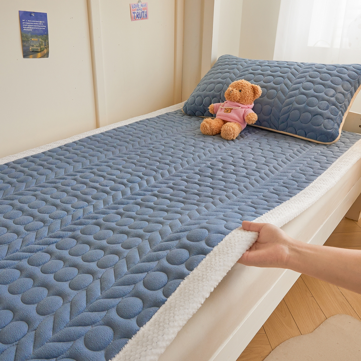 91家纺网 家纺一手货源 找家纺 希廷顿 2025新款保暖水晶绒宿舍床护垫 宾利蓝