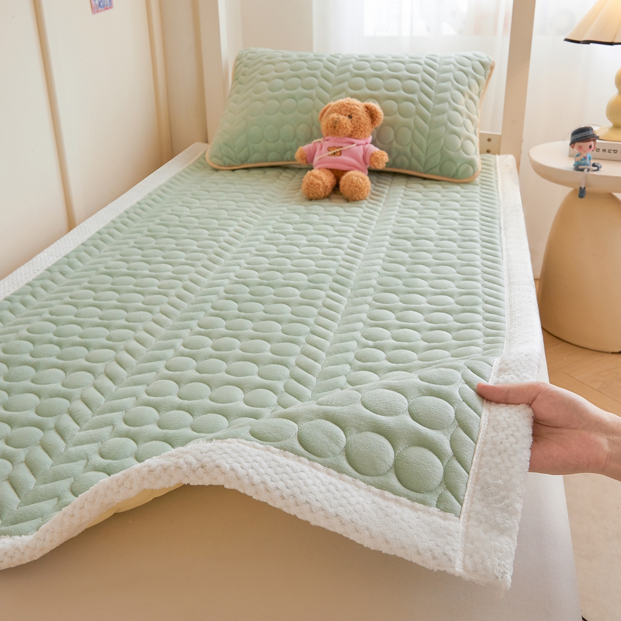 91家纺网 家纺一手货源 找家纺 希廷顿 2025新款保暖水晶绒宿舍床护垫 薄荷绿