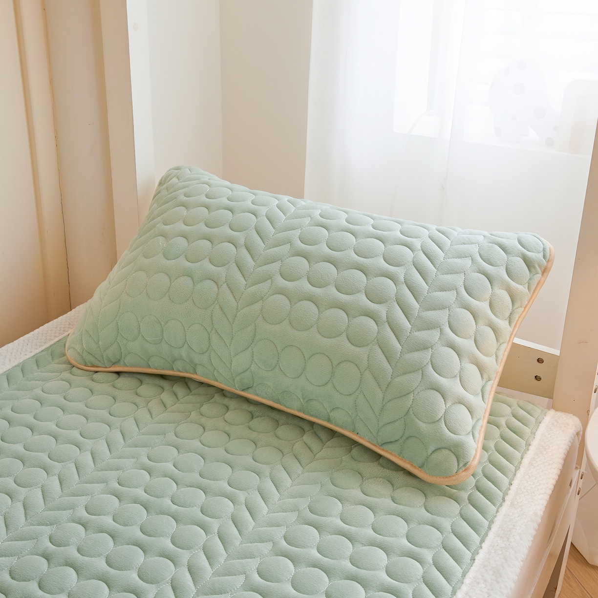 91家纺网 家纺一手货源 找家纺 希廷顿 2025新款保暖水晶绒宿舍床护垫 薄荷绿