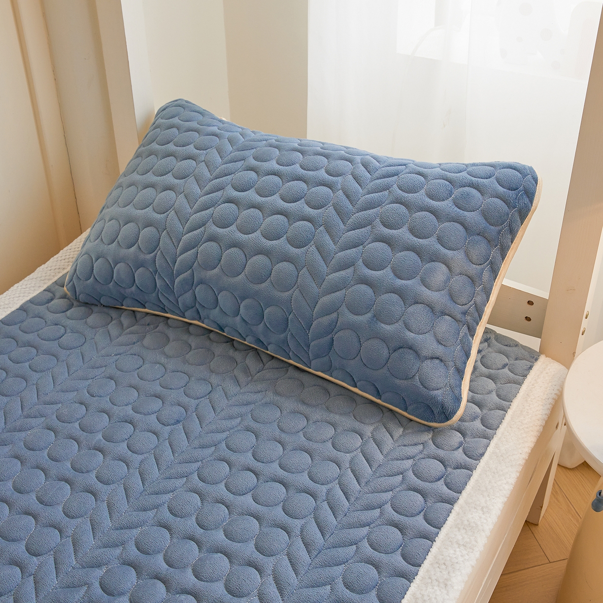 91家纺网 家纺一手货源 找家纺 希廷顿 2025新款保暖水晶绒宿舍床护垫 宾利蓝