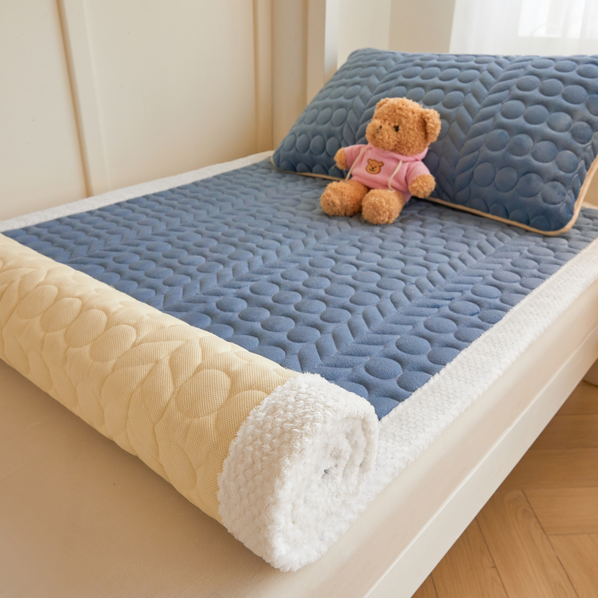 91家纺网 家纺一手货源 找家纺 希廷顿 2025新款保暖水晶绒宿舍床护垫 宾利蓝